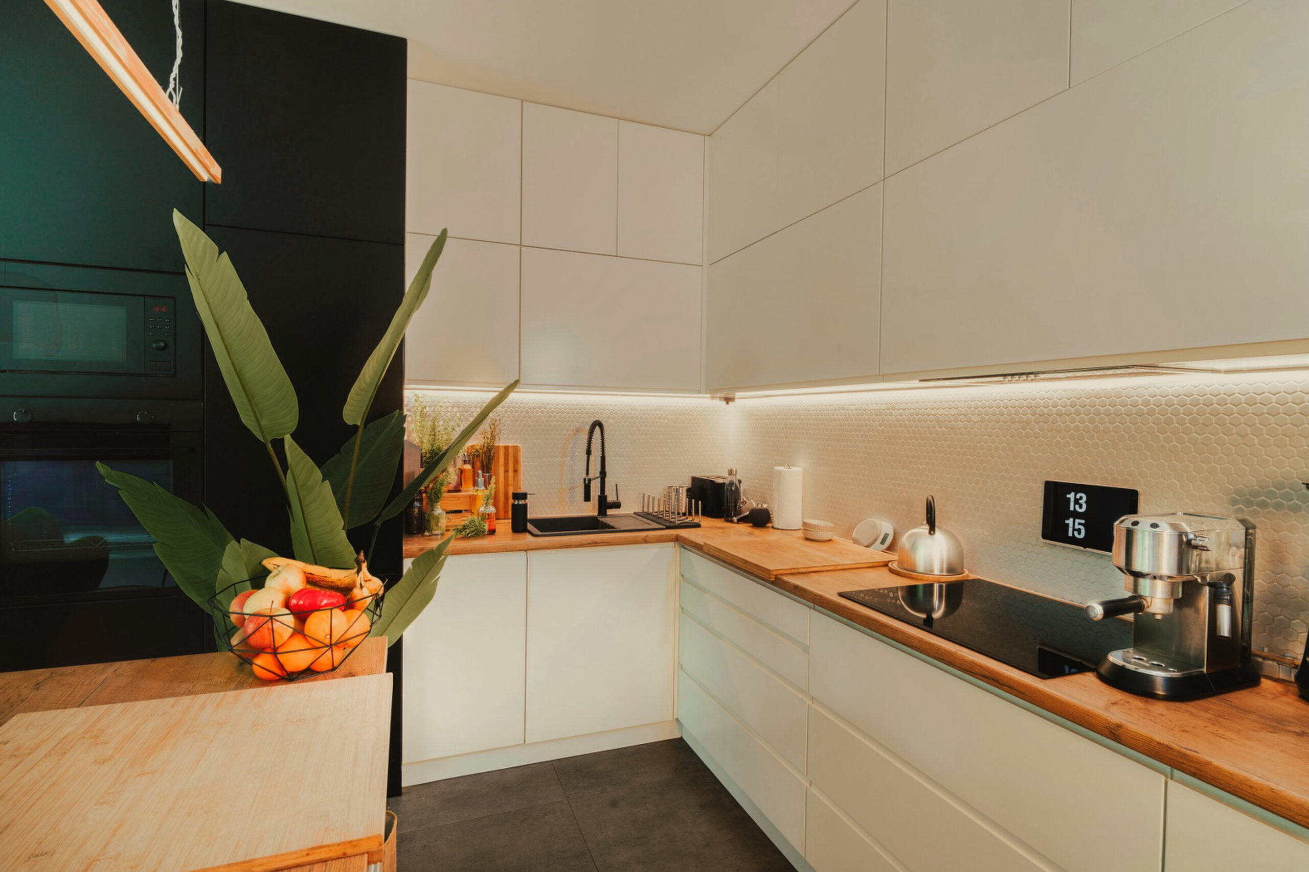 Stillvolle Smart Home Küche zeigt Komfort
