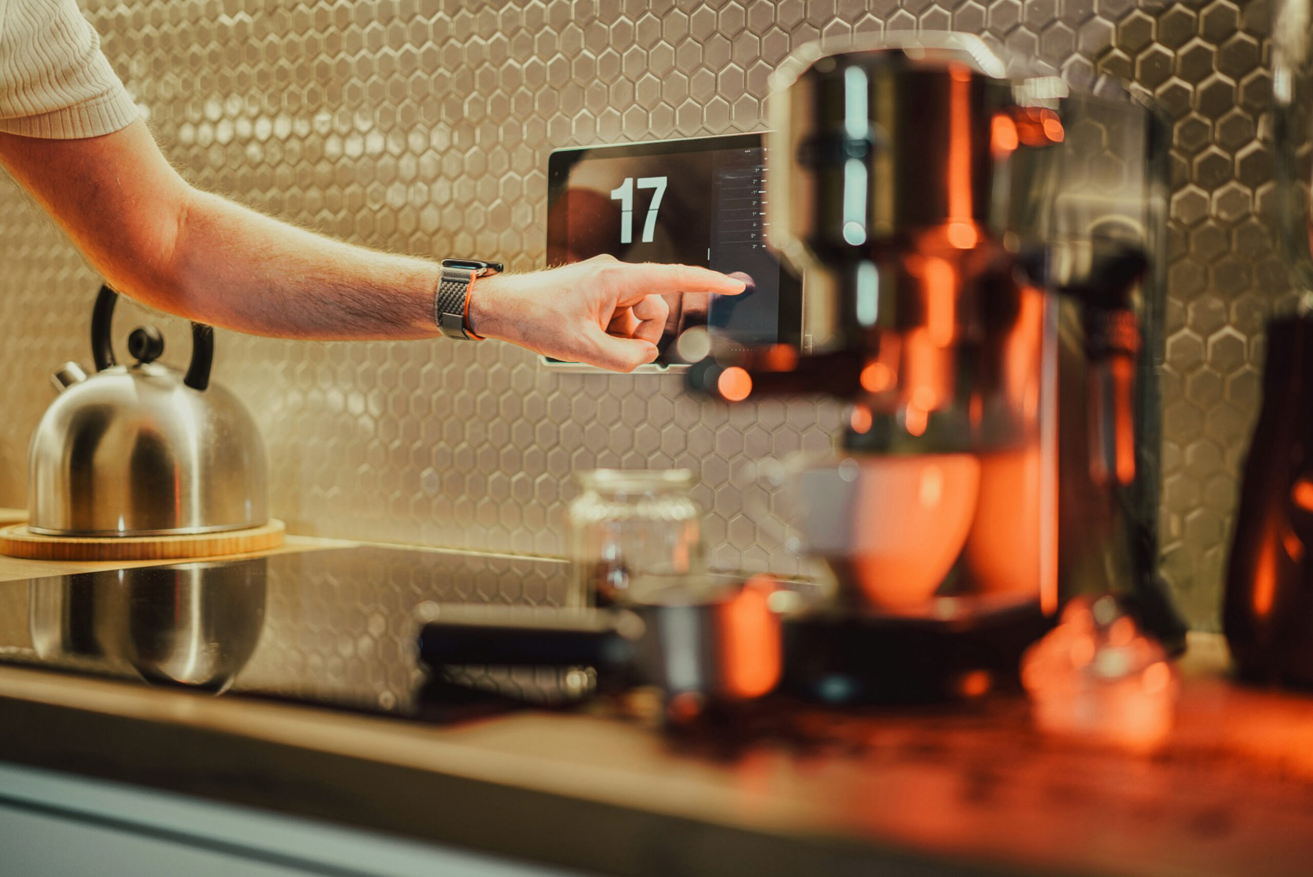Stillvolle Smart Home Küche zeigt Bedienung