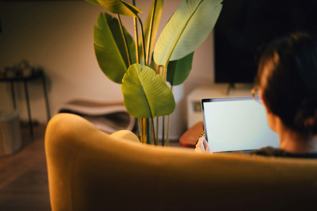 Stillvolle Smart Home Wohnzimmer zeigt Komfort