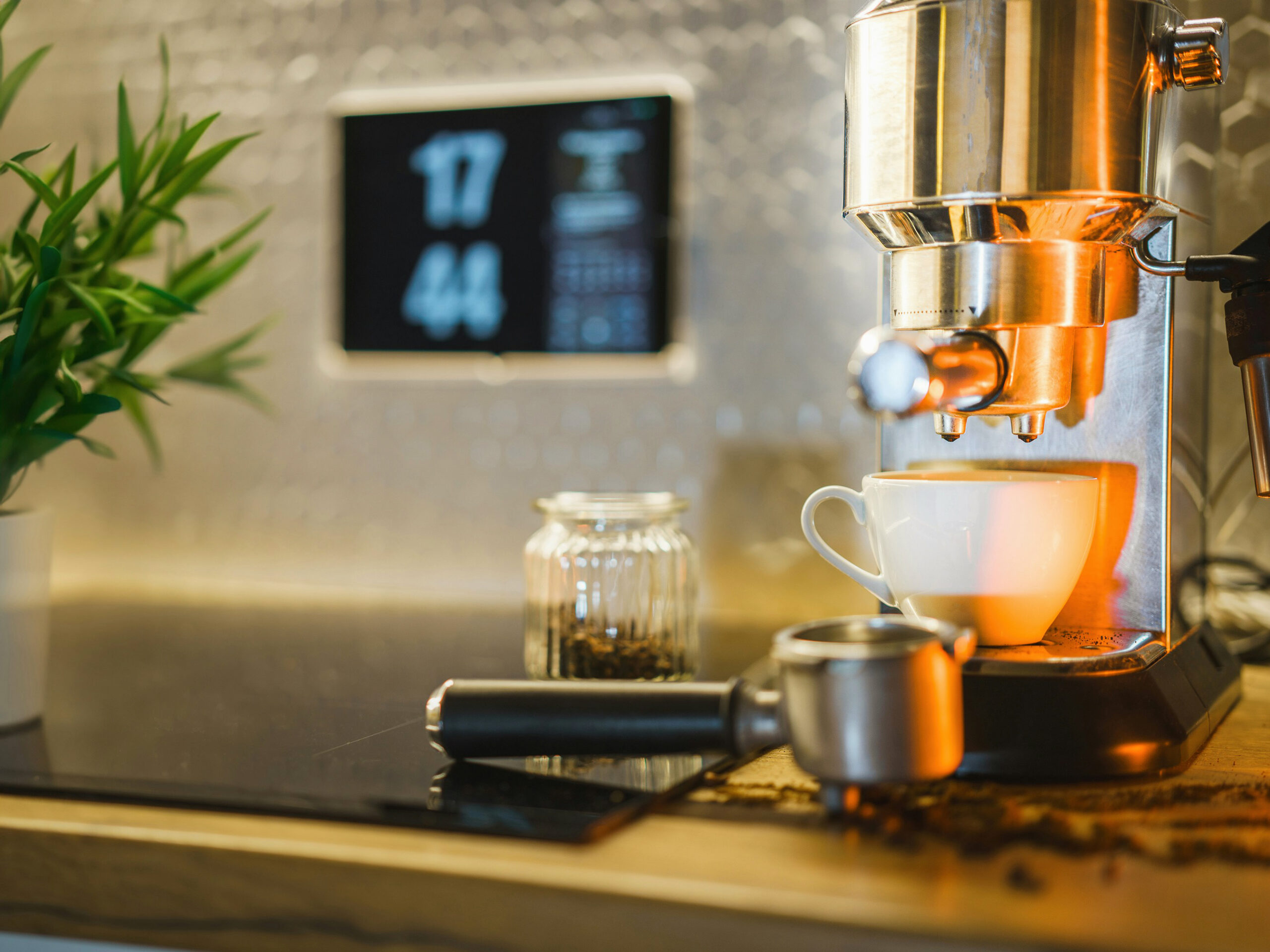 Stillvolle Smart Home Küche zeigt Komfort und Kaffee